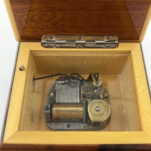 REUGE WOODEN MUSIC BOX INLAID FLORAL AND LEAVES MADE IN ITALY PLAYS “TOMORROW” - Picture 10 of 10